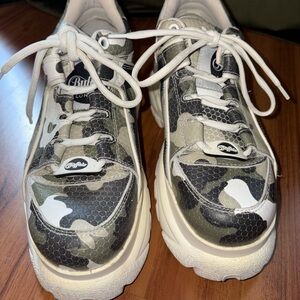 Buffalo London camo platform sneakers